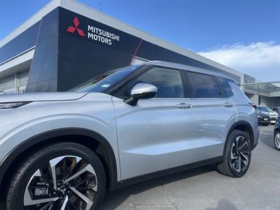 2022 Mitsubishi Outlander - Thumbnail