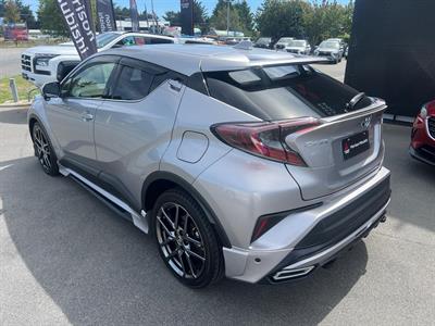 2017 Toyota C-HR - Thumbnail