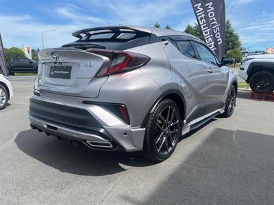 2017 Toyota C-HR - Thumbnail