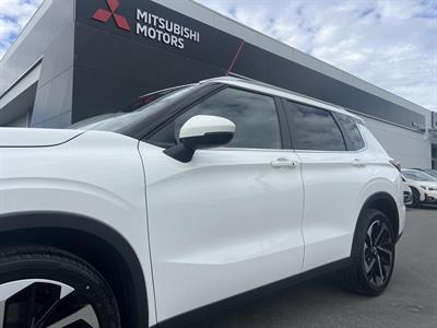 2024 Mitsubishi Outlander - Thumbnail