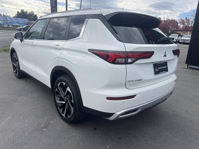 2024 Mitsubishi Outlander - Thumbnail